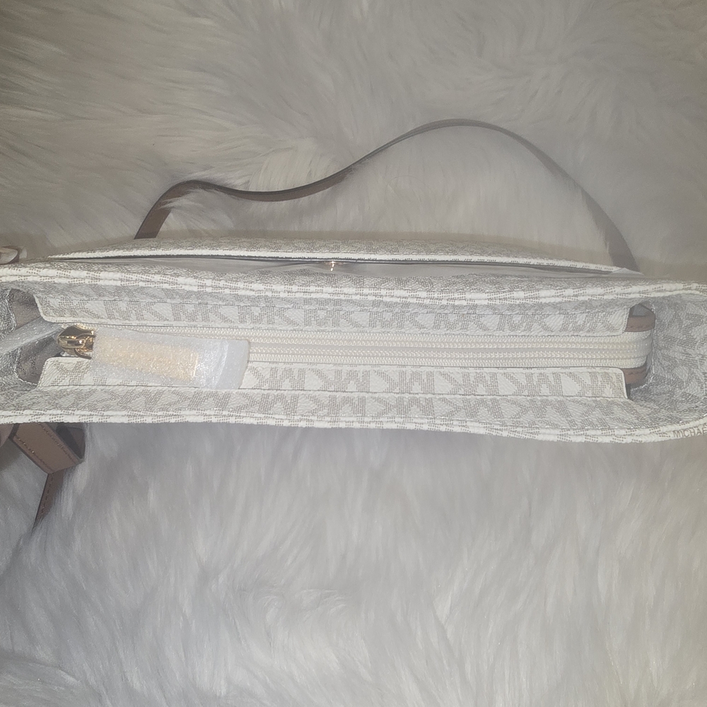 Michael Kors Cream Shoulder Bag - Picture 5 of 13